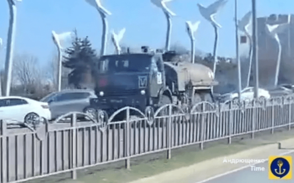 Росіяни перекидають велику кількість техніки у напрямку українського міста