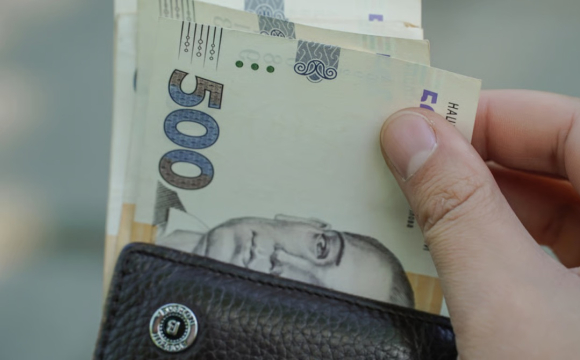 Українці за раз можуть отримати 10 зарплат