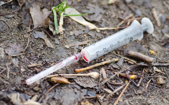 У центрі Луцька біля дитсадка знайшли використані шприци: люди налякані