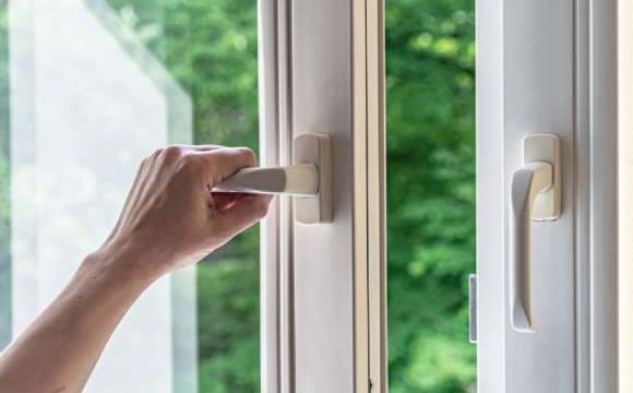 Українців закликали не відчиняти вікна та не виходити на вулицю: що сталося