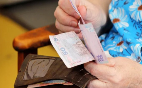 Українським пенсіонерам виплатять по 650 гривень: хто отримає гроші