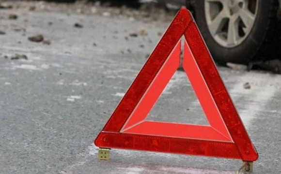 У Луцьку водій авто влетів у стовп: є постраждалий