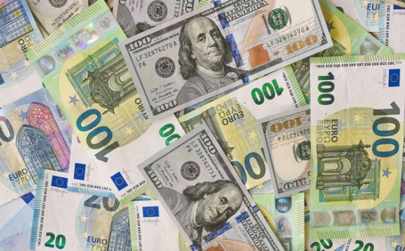 Українці масово скуповують долари та євро