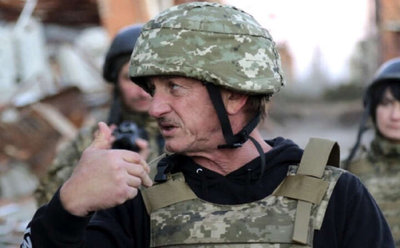 Мати загиблого українського пілота зустрілася з Шоном Пенном: актор зніме фільм про військового