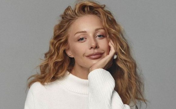 Відома співачка похизувалась обручкою не безіменному пальці