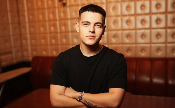 Відомий український співак, якого запідозрили у романі з Данилком, показався з дівчиною