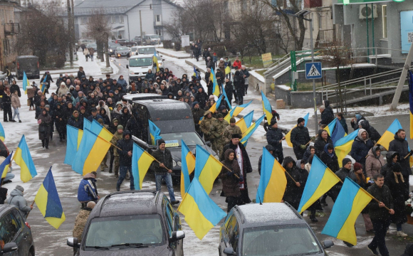 Волинян закликали встелити дорогу квітами: Герой востаннє повертається додому