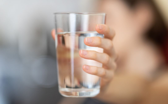 Дієтолог розповів, кому небезпечно пити надто багато води