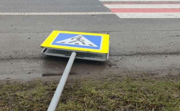 У Луцьку дитина пошкодила дорожній знак, а жінка поруч це фотографувала