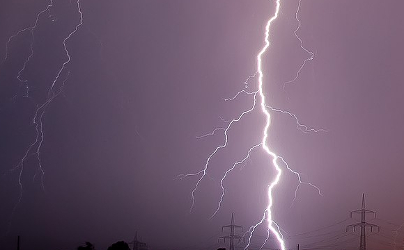 В Україні блискавка влучила в багатоповерхівку: чому так сталося