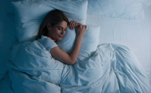 Вчені назвали найкращу позу для сну