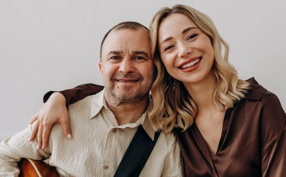 Відомий співак ледь не осоромився під час привітання дружини з річницею