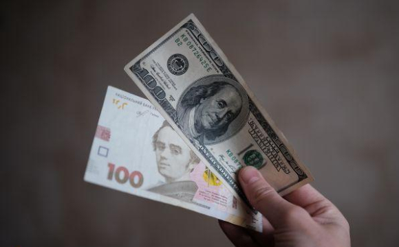 Українці масово обмінюють долари на гривні: у чому причина