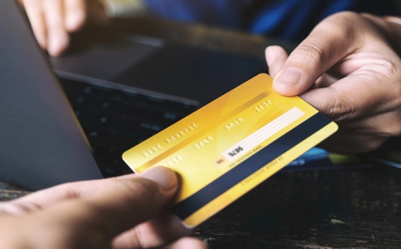 Українців закликали перевипустити свої банківські картки