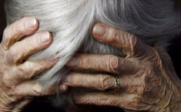 П'яний чоловік жорстоко побив пенсіонерку: жінка в лікарні з переломом черепа