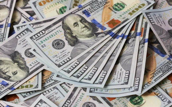 Українці почали масово купувати долари: у чому причина