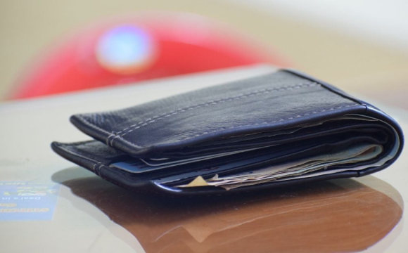 Священник пояснив, чи можна носити фото рідних у гаманці