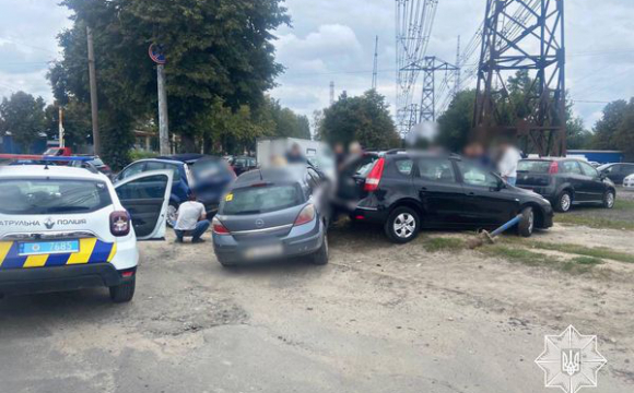 У Луцьку п'яний водій в'їхав у припарковані авто. ФОТО