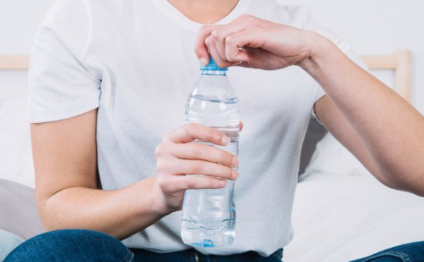 Чому не можна пити воду з пластикових пляшок