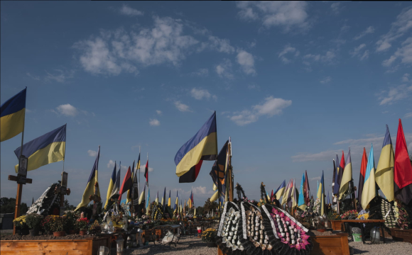 Вночі понівечили могили відомих українських військових