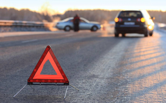 Біля Луцька перекинувся бус: рух ускладнено