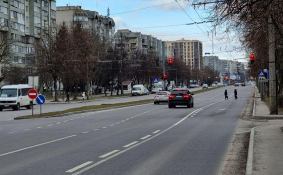 У Луцьку на Соборності діти «ганяють» на самокатах посеред дороги: містяни занепокоєні