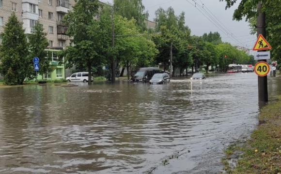 Луцьк пішов під воду: з'явилися кадри затоплення Карпенка-Карого