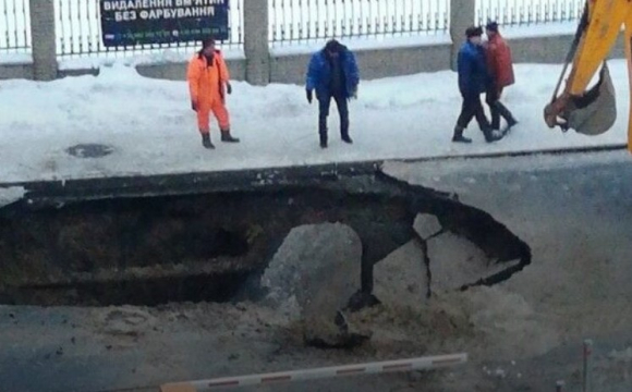 В Луцьку біля «Порт-сіті» прорвало трубу. ВІДЕО