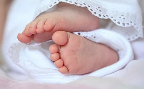 На заході України біля закинутого магазину знайшли новонароджену дитину 