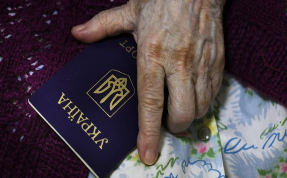 Українців можуть оштрафувати через паспорт-книжечку: кого це стосується