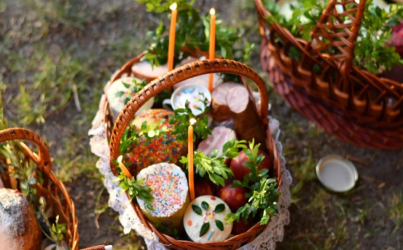 Як святкують Великдень у селі: що вирощують і що купують