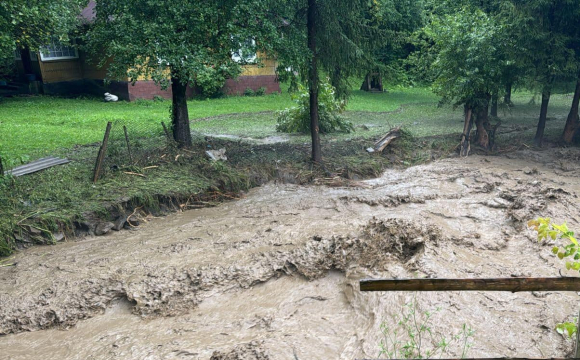 На заході України шукають жінку, яку знесло течією після сильних дощів