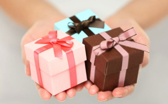 Українці мають сплачувати податки з подарунків