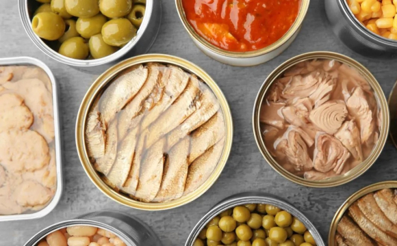 Українцям розповіли, які консерви заборонено купувати