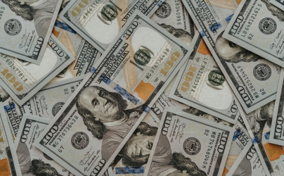 Українців закликали не продавати долари: у чому причина
