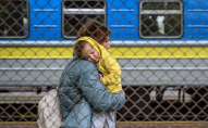 З України масово почали виїжджати люди: що відбувається