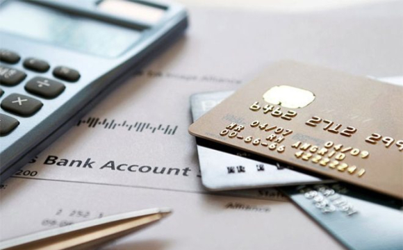 Ощадбанк і ПриватБанк закривають рахунки українців: як повернути свої гроші