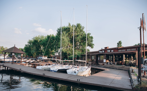 Біля яхт-клубу знайшли мертвою відому дизайнерку: поліція розслідує загадкову смерть