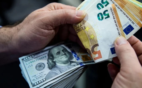 Українців закликають не продавати долари та євро у жовтні