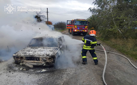 Біля Рівного на дорозі згорів вщент автомобіль 
