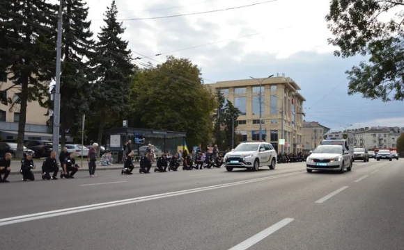 У Луцьку поліцейські на колінах зустріли кортеж із тілом загиблого Героя