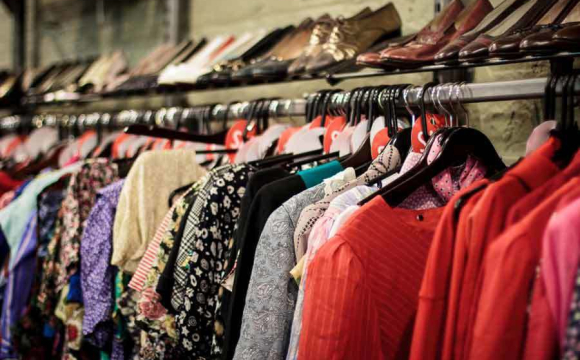 Назвали простий спосіб знайти брендовий одяг у секонд-хенді