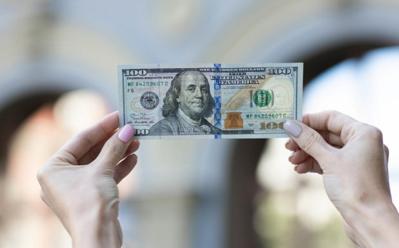 Українців закликали не продавати долари: у чому причина