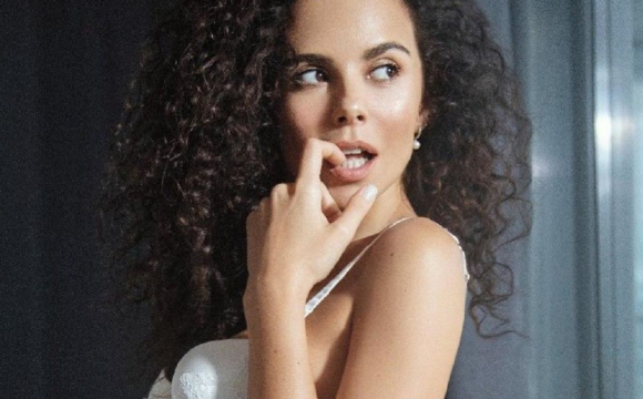 Відома українська співачка у США розважає публіку російськомовними піснями