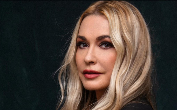 Відома акторка відверто розповіла про свою першу зраду чоловікові