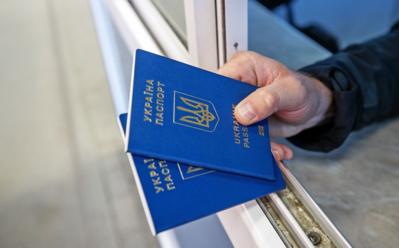 Чоловік у 72 роки вперше отримав український паспорт: як таке можливо