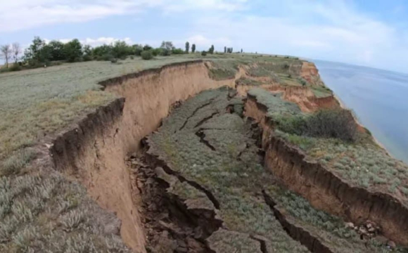 На перехресті раптово обвалився грунт