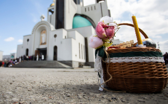 Священник розповів, у чому жінкам можна йти до церкви на Великдень