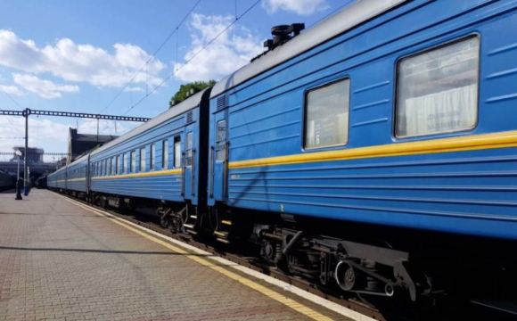 Пасажирські потяги в Україні у небезпеці: що сталося