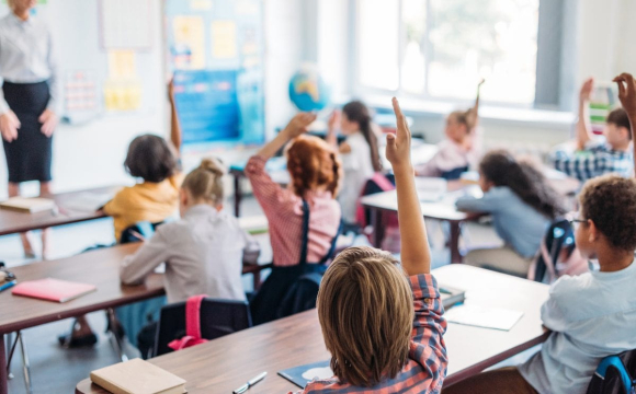 Українці масово скаржаться на складну програму у перших класах